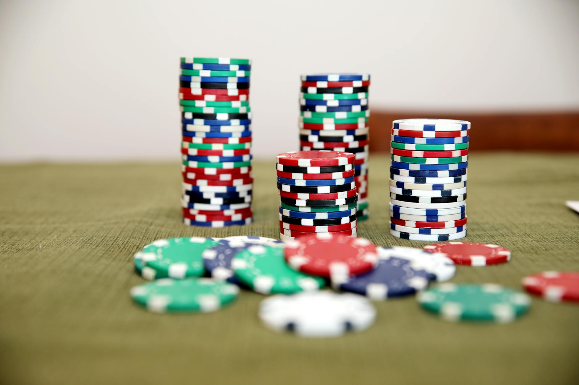 Các chồng chip tăng dần thể hiện chuỗi cược Martingale