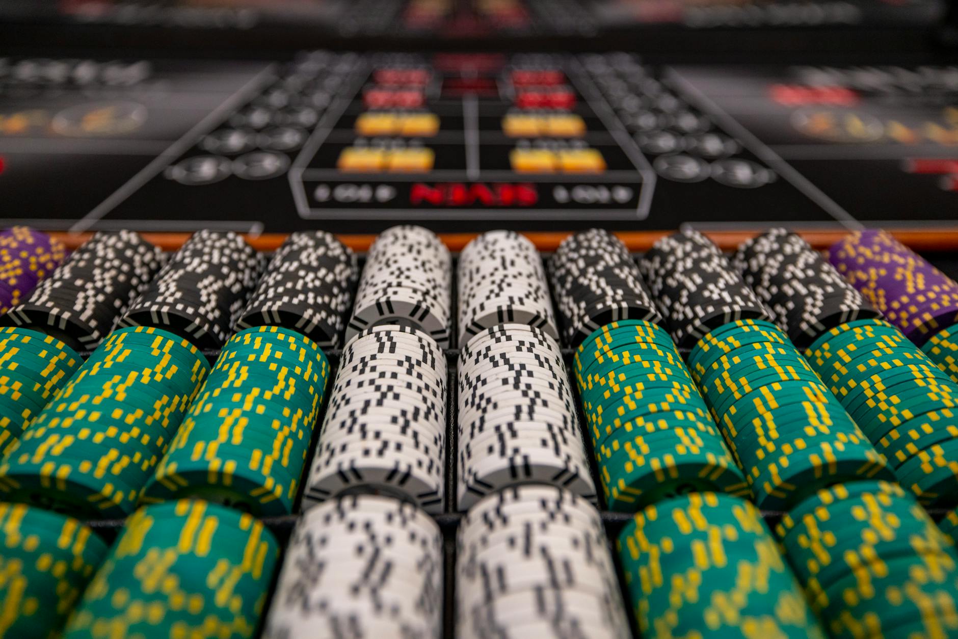 Bàn baccarat với bố cục đơn giản trong không gian casino