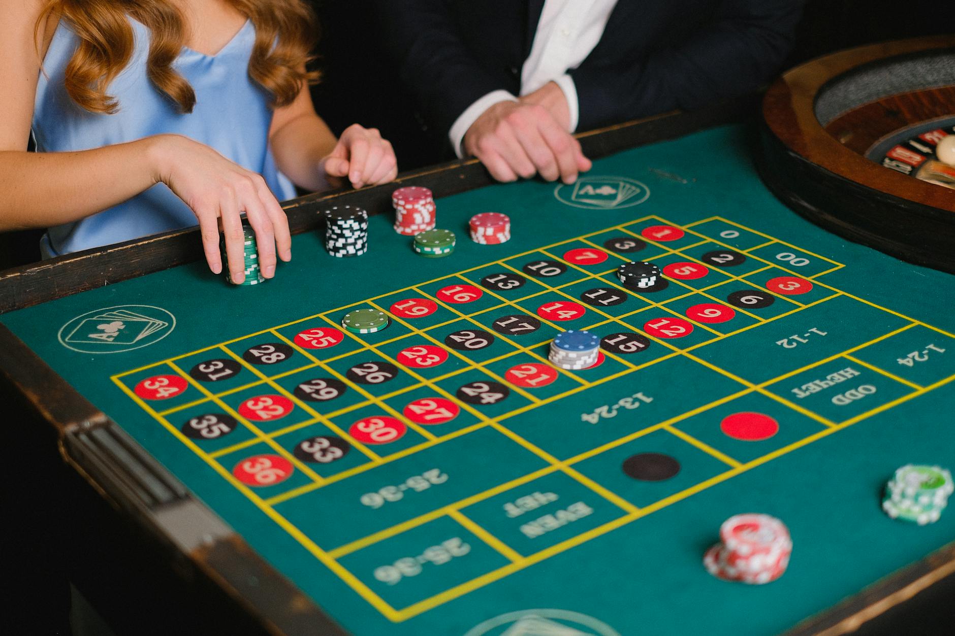 Toàn cảnh bàn roulette châu Âu nhìn từ trên cao