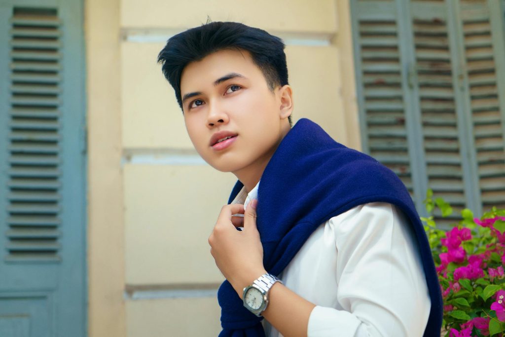 Người dùng thao tác trên ứng dụng xổ số bằng điện thoại