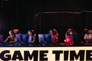 Khung cảnh giải đấu e-sport với tuyển thủ thi đấu trên sân khấu lớn