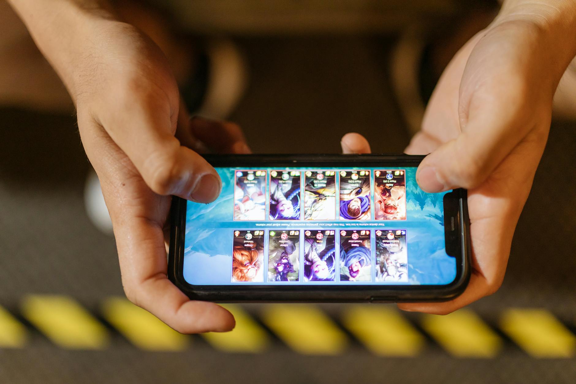 Người chơi trải nghiệm game bắn cá trên điện thoại trong không gian giải trí