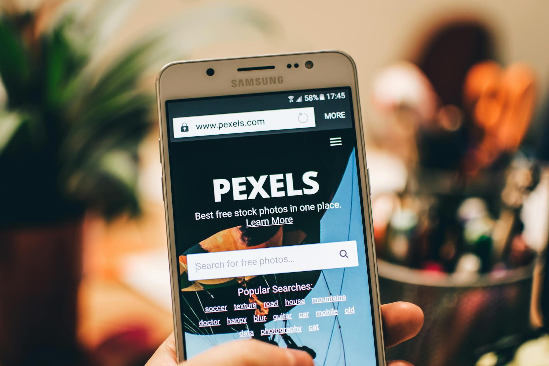 Người dùng Android mở menu trình duyệt để thêm website ra màn hình chính